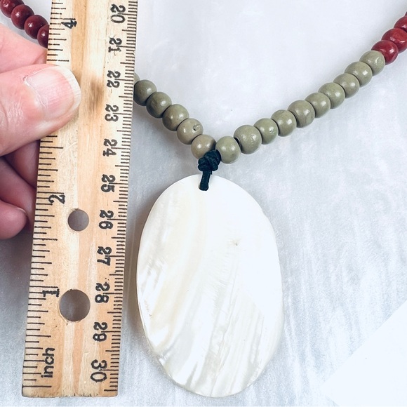 Bohemian Island chic large shell pendant, stretch, beaded colorful necklace - Picture 10 of 13